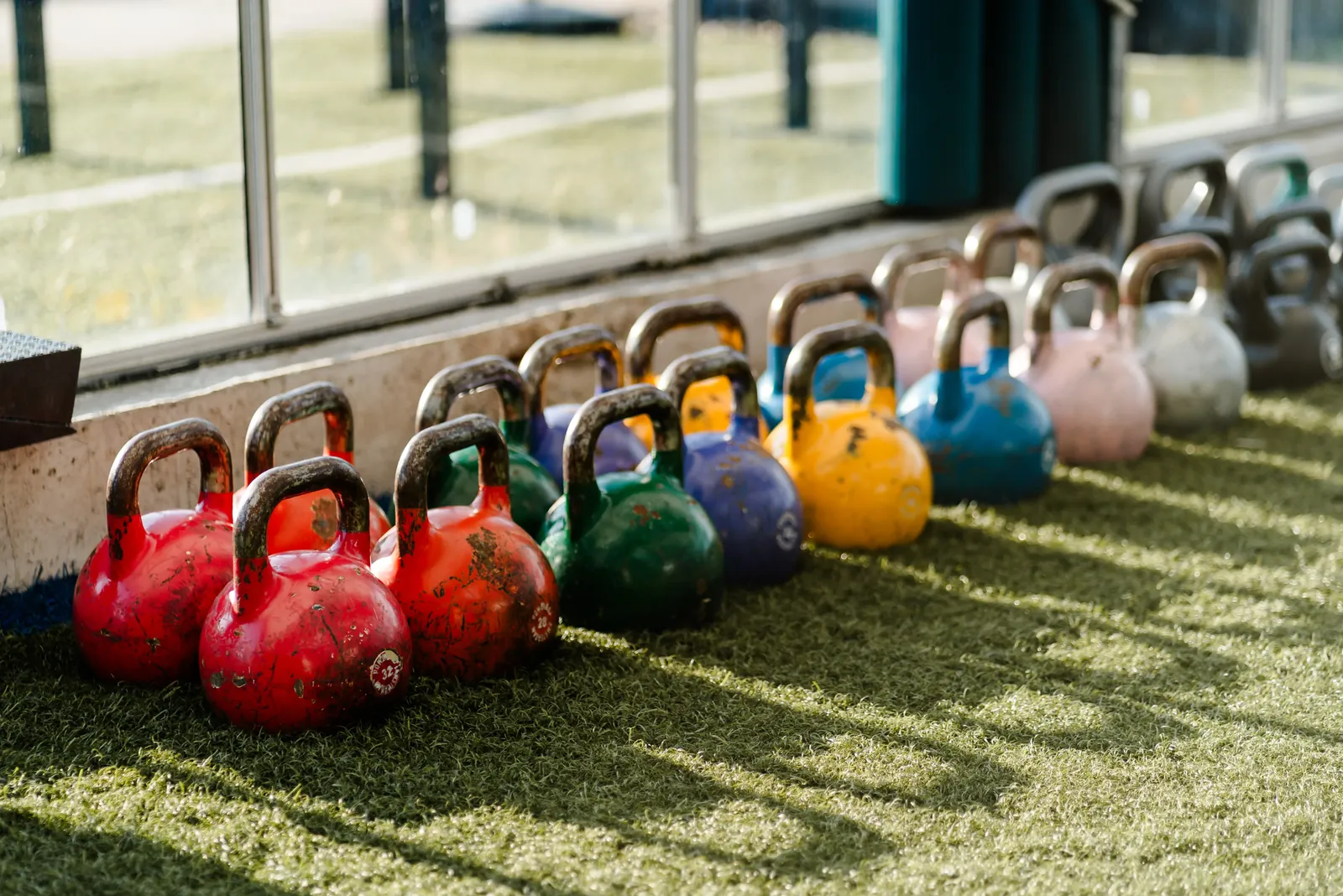 Kettlebells op het kunstgras